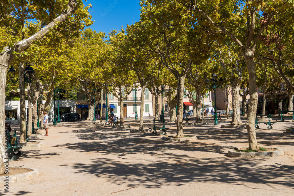 Visiter Saint-Tropez promenez-vous place des Lices ©Adobe Stock