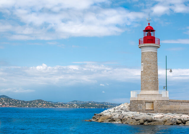 Le "Phare Rouge" de Saint-Tropez réédifié en 1999 ©Flickr