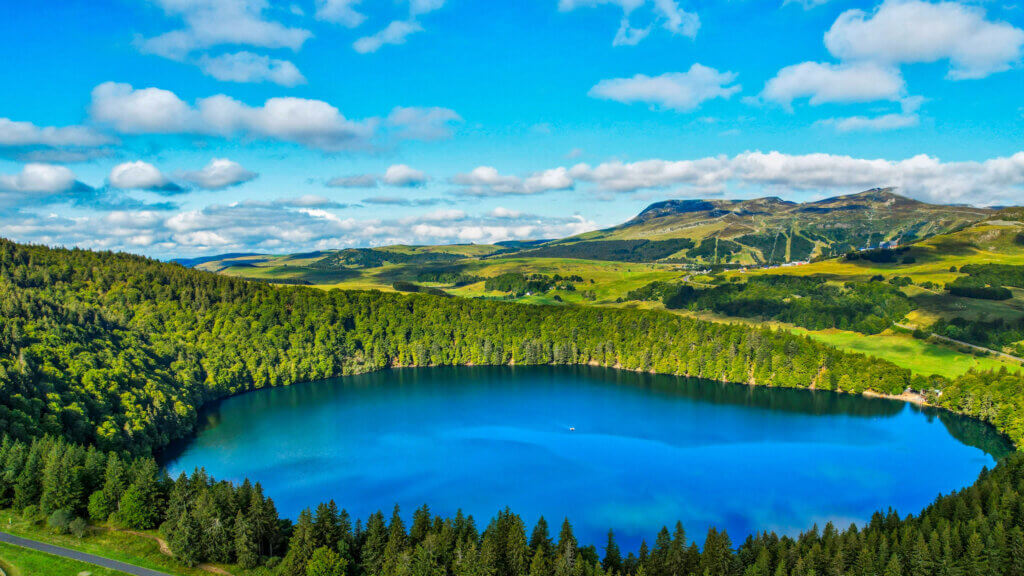 Randonnée autour du Lac Pavin lors de votre séjour en Auvergne ©Super Besse, Chalet l'Anorak Super Besse
