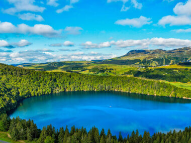 Randonnée autour du Lac Pavin lors de votre séjour en Auvergne ©Super Besse, Chalet l'Anorak Super Besse