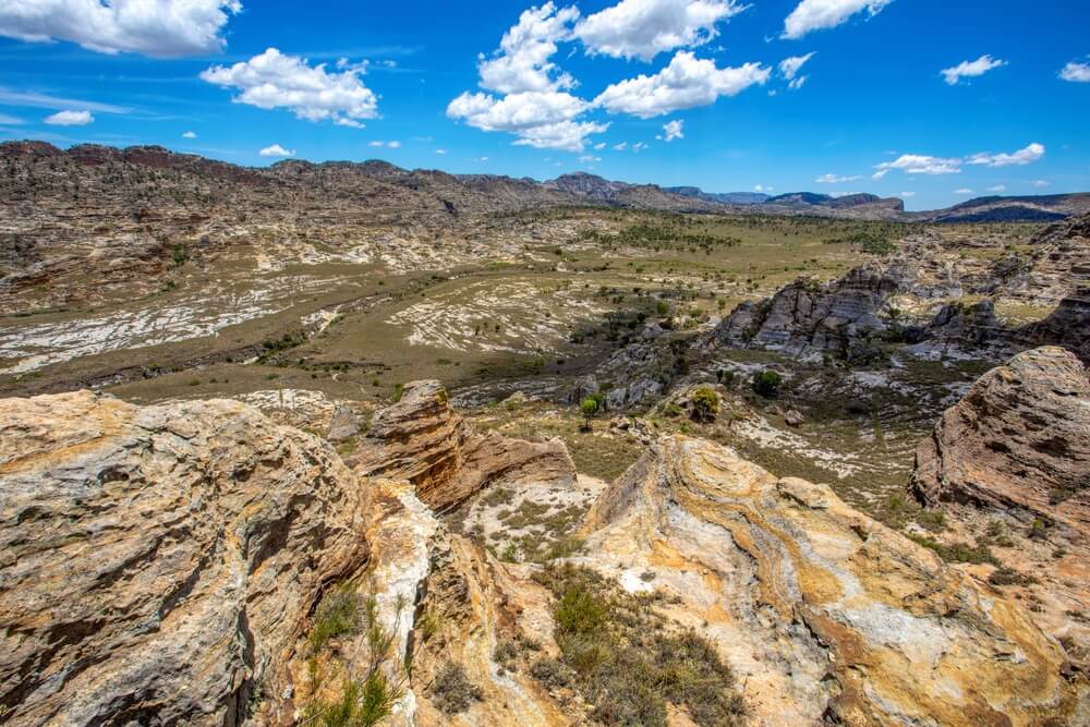 Le Parc national de l'Isalo, un décor rocheux, avec une nature riche et préservée ©Shutterstock