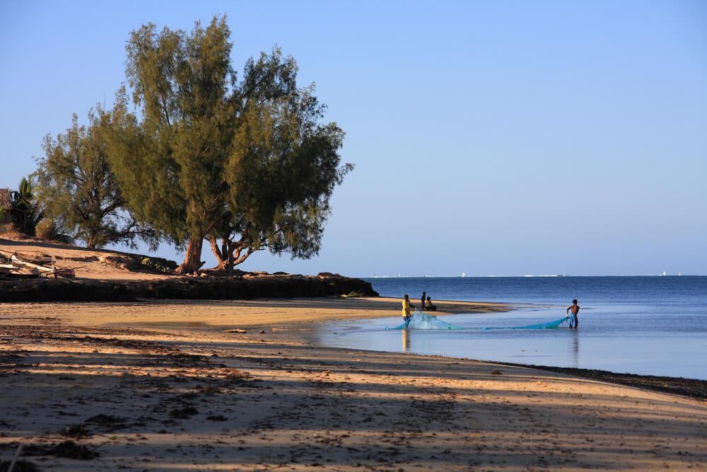 Des pêcheurs profitants de la biodiversité du lagon d’Ifaty ©Shutterstock