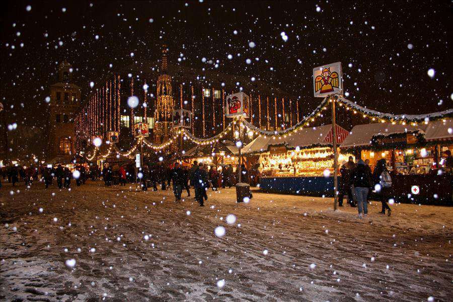 La magie de Noël sur le marché de Pierrefeu-du-Var fait venir la neige ©Frequence-Sud