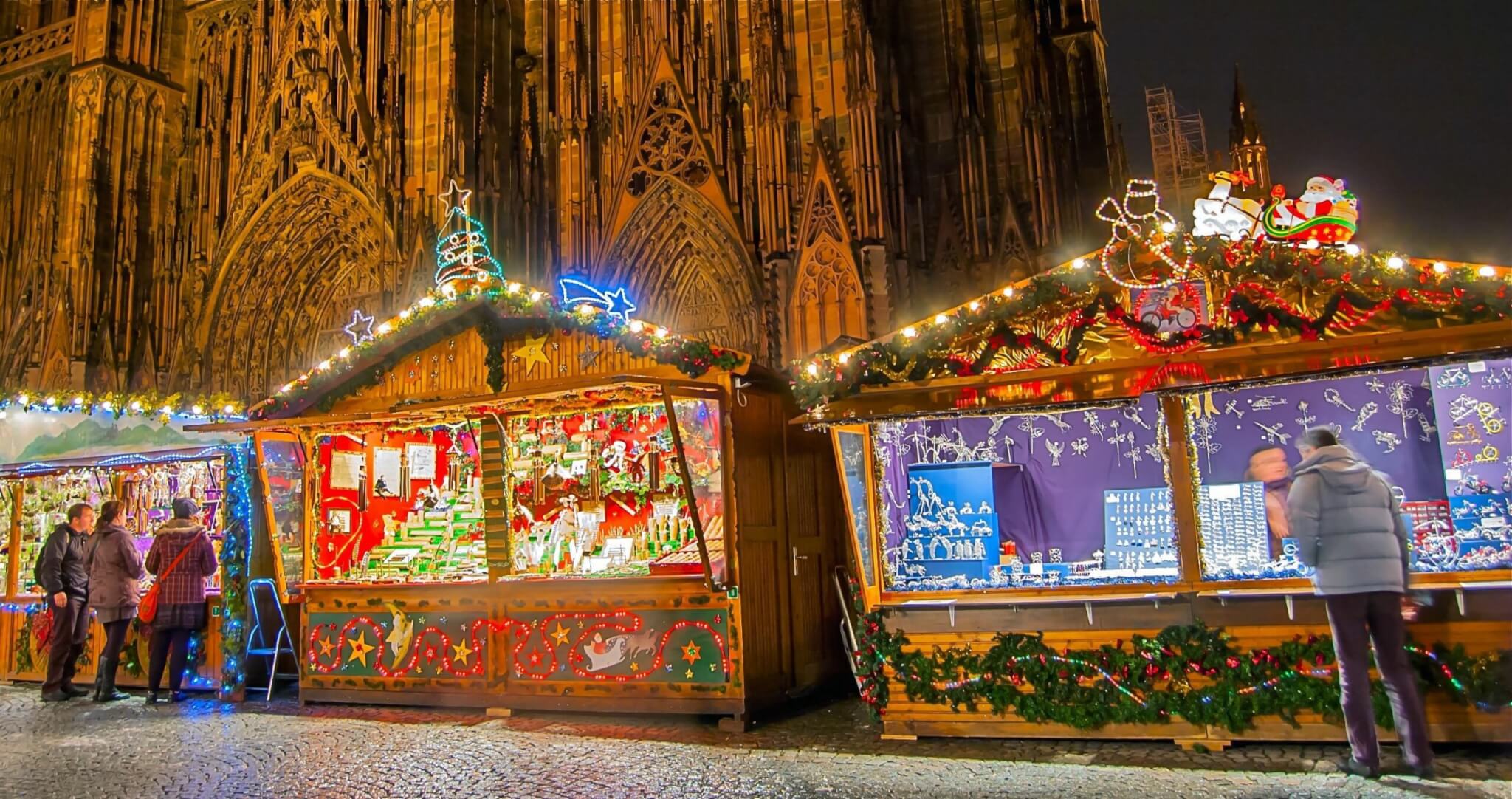 La Place de la Cathédrale Notre-Dame de Strasbourg pendant le Marché de Noël ©TourMag
