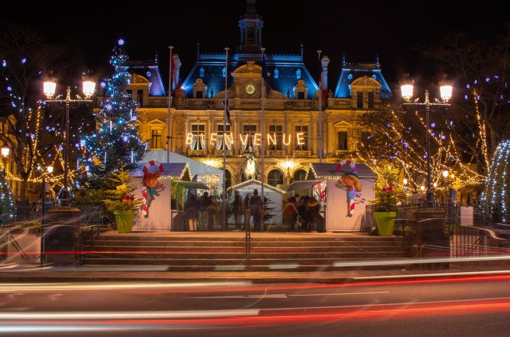 Profitez des festivités du marché de Noël de Vannes sur l'Esplanade Simone Veil ©Loic Kersuzan - Best Western Vannes Centre