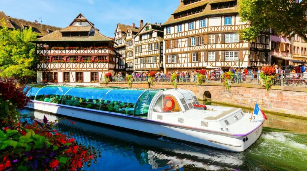 Traversez l'Ill et Strasbourg en bateau ©Familiscope