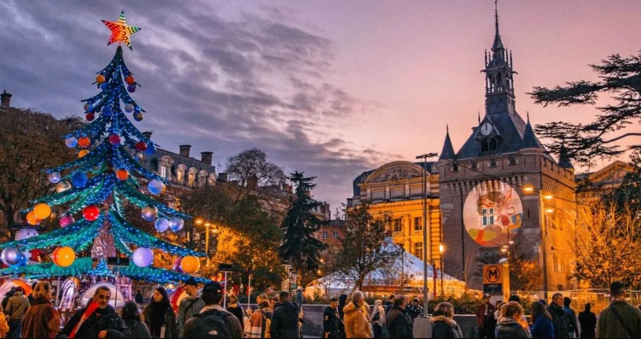 Illumination du sapin et du Donjon du Capitole sur le Square Charles De Gaulle ©Taste of Toulouse