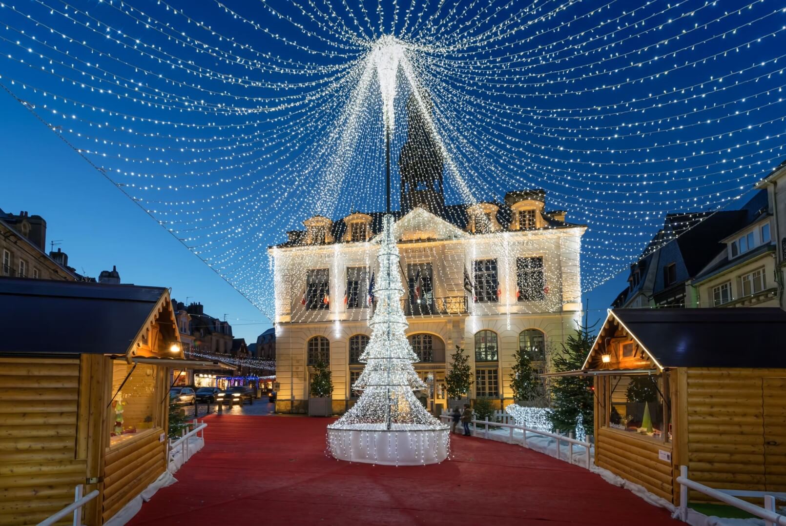 Les chalets et les illuminations du marché de Noël d'Auray donne une ambiance festive ©Bretagne en photos