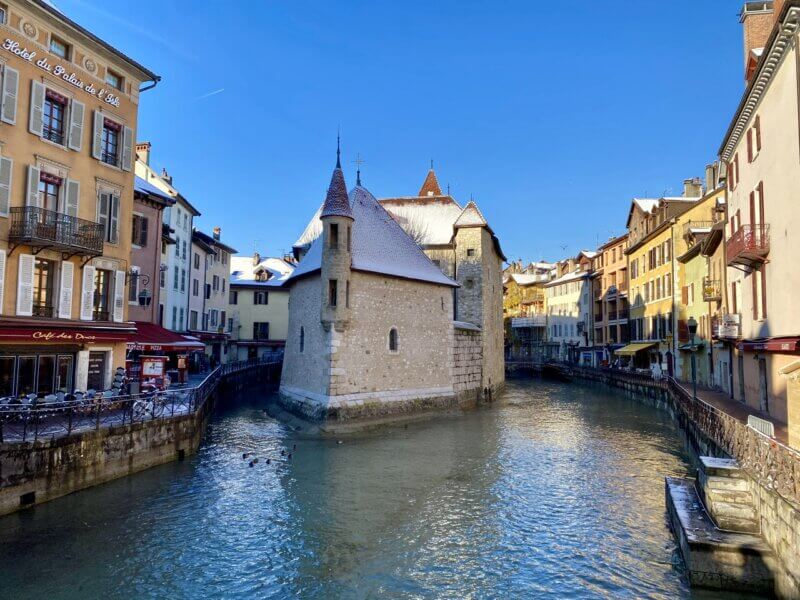 Palais de l'Isle sous la neige à Annecy en Janvier ©Shutterstock