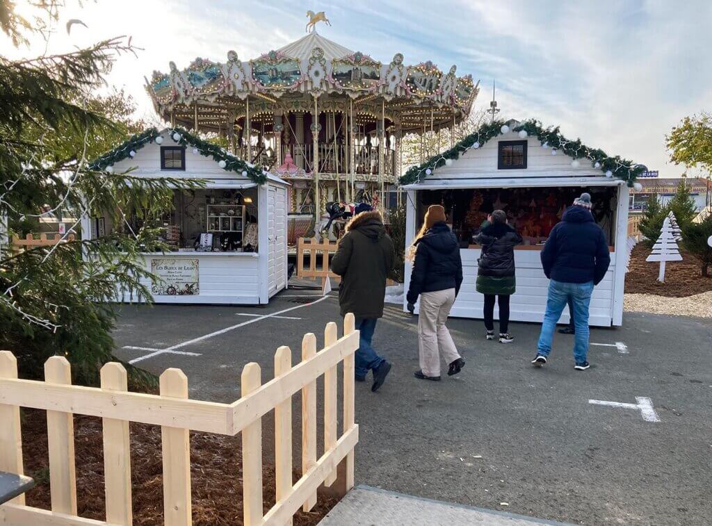 Des Chalets devant le superbe manège de Noirmoutier-en-l'Ile  ©ville-noirmoutier