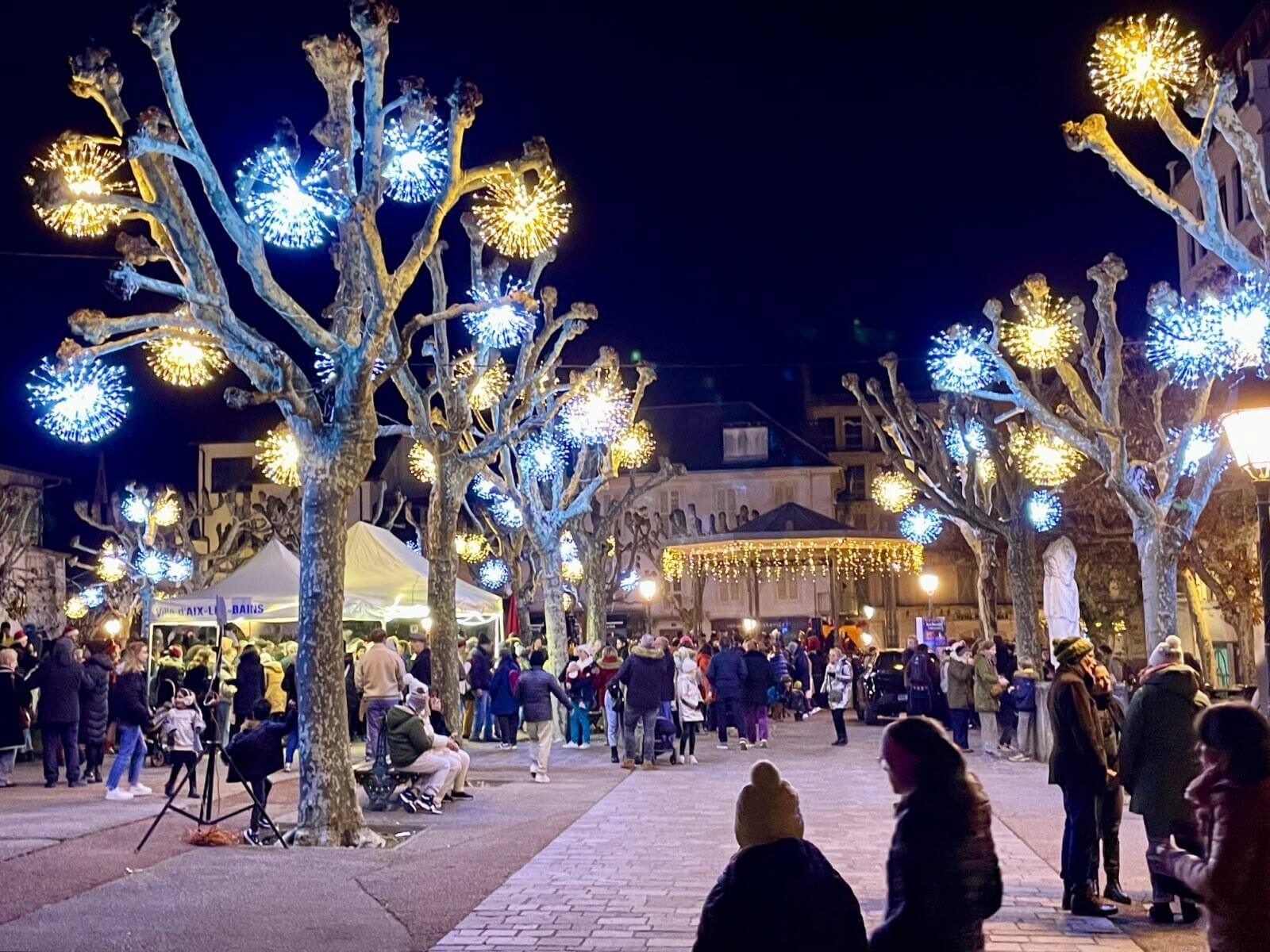 Ambiance festive avec les décorations d'Aix-les-Bains ©Eric Burdin