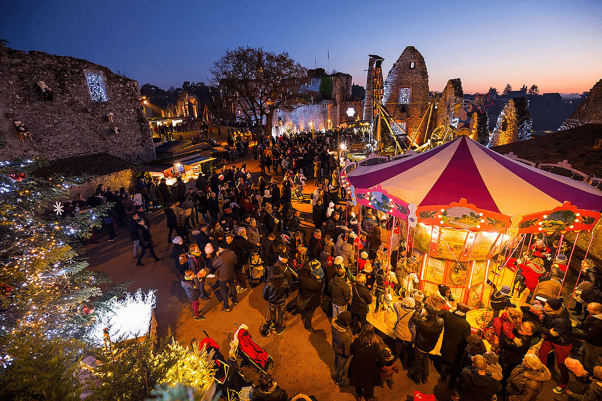 Marché de Noël de Tiffauges entre les ruines du château © Conseil départementale de la Vendée