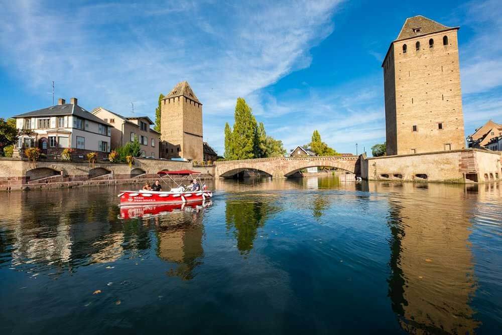 Découvrez les Ponts Couverts au-dessus de l'Ile ©marindeaudouce