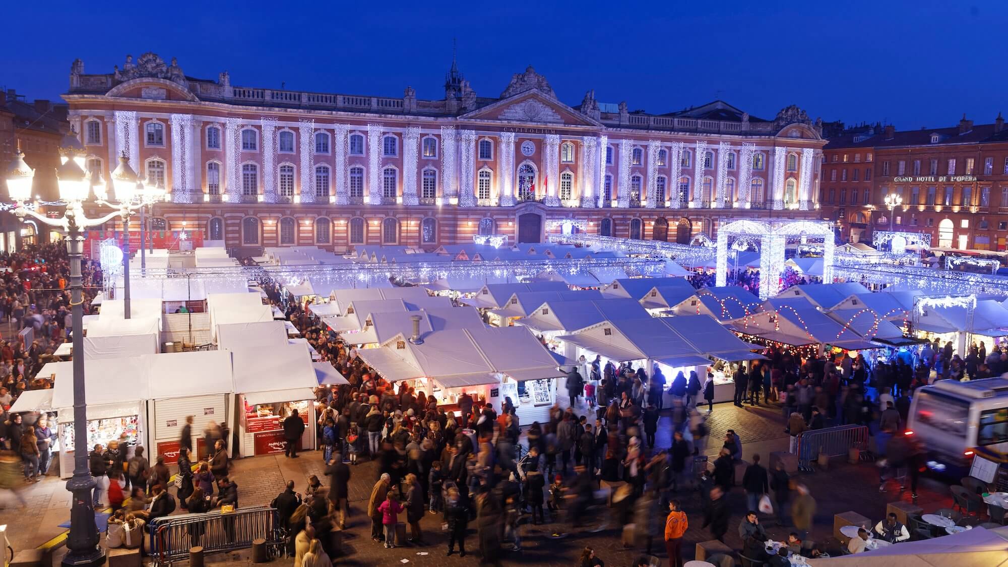 La Place du Capitole à Toulouse pendant le marché de Noël ©Le Bonbon