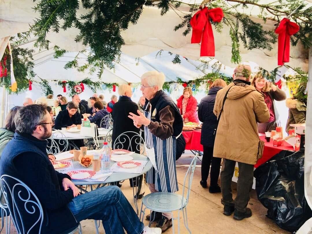 Le lieu de restauration convivial du Marché de Noël de Chaalis ©Domaine de Chaalis