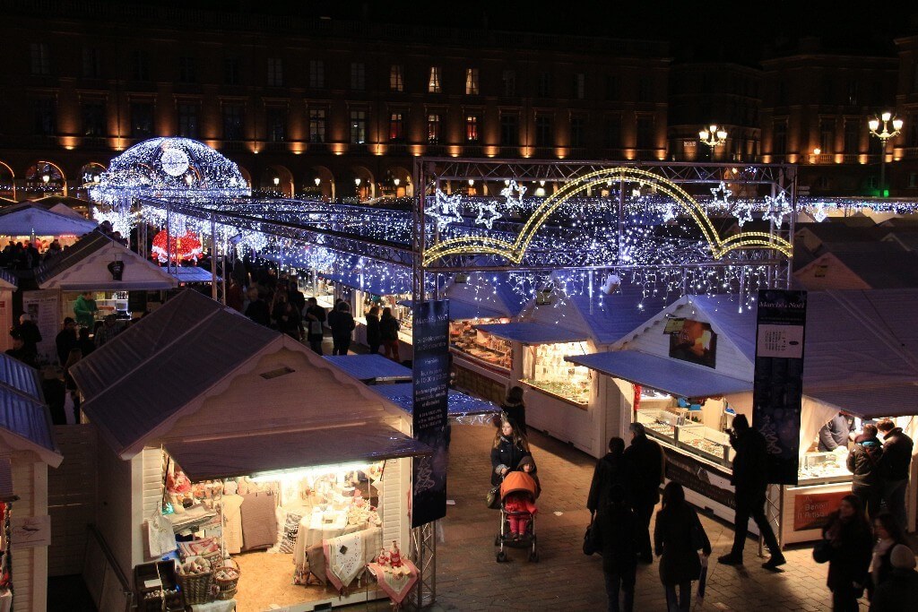Faites un tour vers les chalets de créateurs et le chalet des associations sur la Place du Capitole © Delphine Russeil