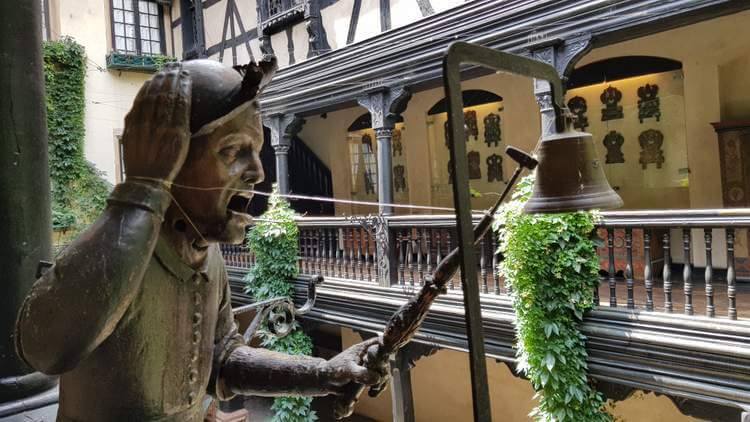 Vue une statue de sonneur de cloche du Musée Alsacien ©One Two Trips