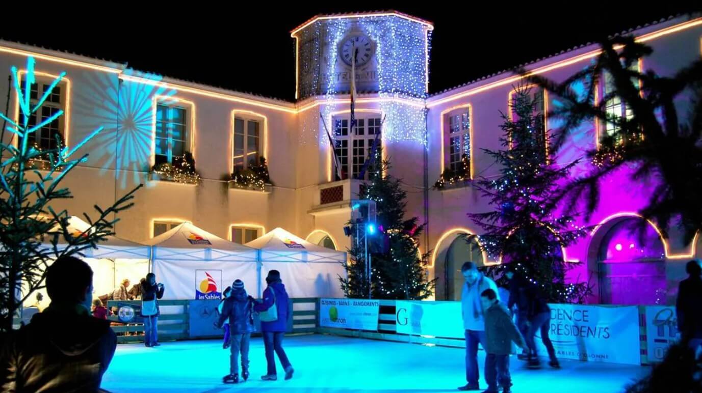 La patinoire du Marché de Noël aux Sables d'Olonne © les Sables d'Olonne