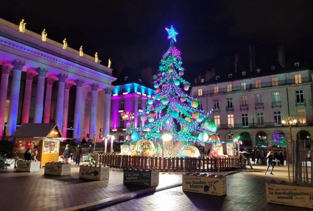 Allez voir le sapin de Noël, qui se transforme en manège tournoyant ©Le Figaro