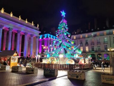 Allez voir le sapin de Noël, qui se transforme en manège tournoyant ©Le Figaro