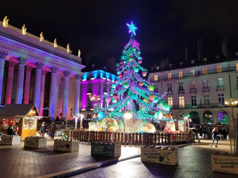 Allez voir le sapin de Noël, qui se transforme en manège tournoyant ©Le Figaro