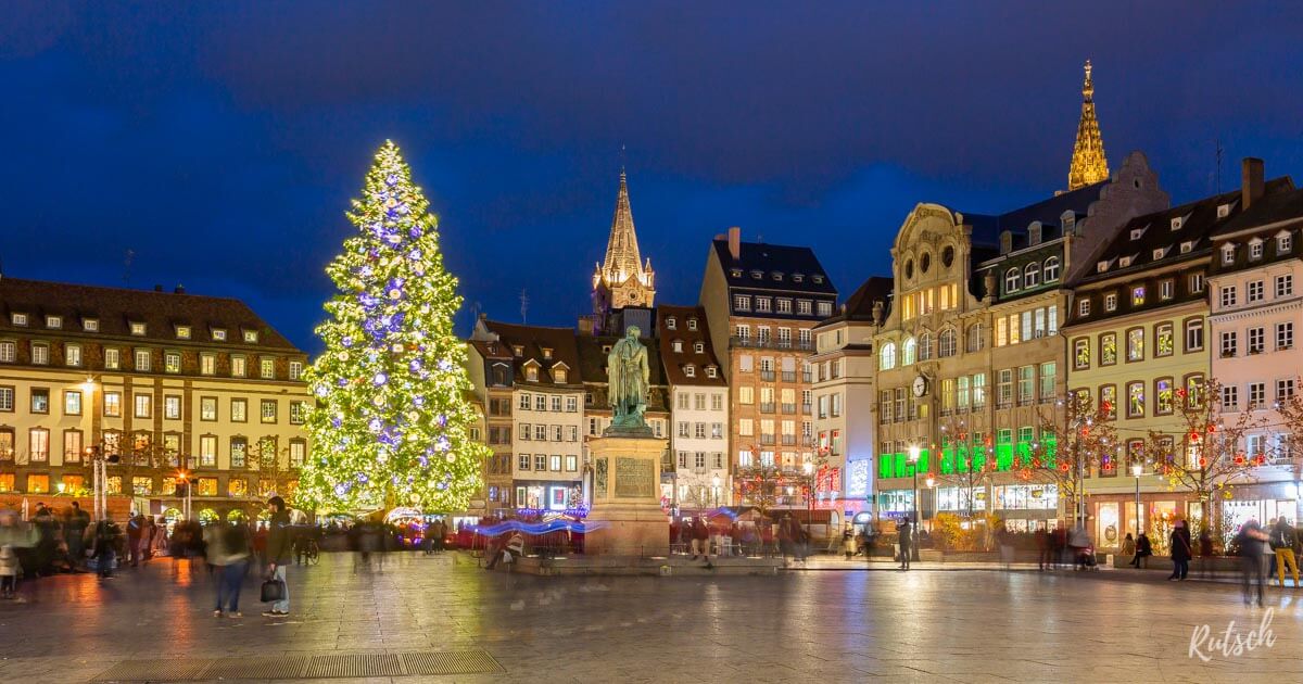 Le grand sapin et ses illuminations Place Klébler ©Escapadeur