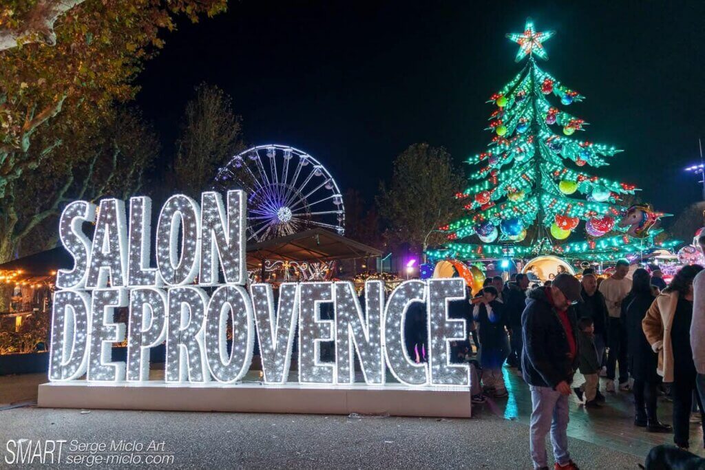 Les illuminations devant le marché de Noël de Salon-de-Provence ©Manèges de Noël / Serge Miclo