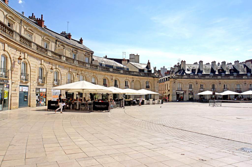 La Place de la Libération face au Palais des Ducs de Bourgogne à Dijon ©GPSmycity