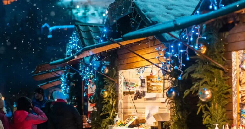Les chalets illuminés au marché de Noël de Saint-Dié-des-Vosges ©JDS