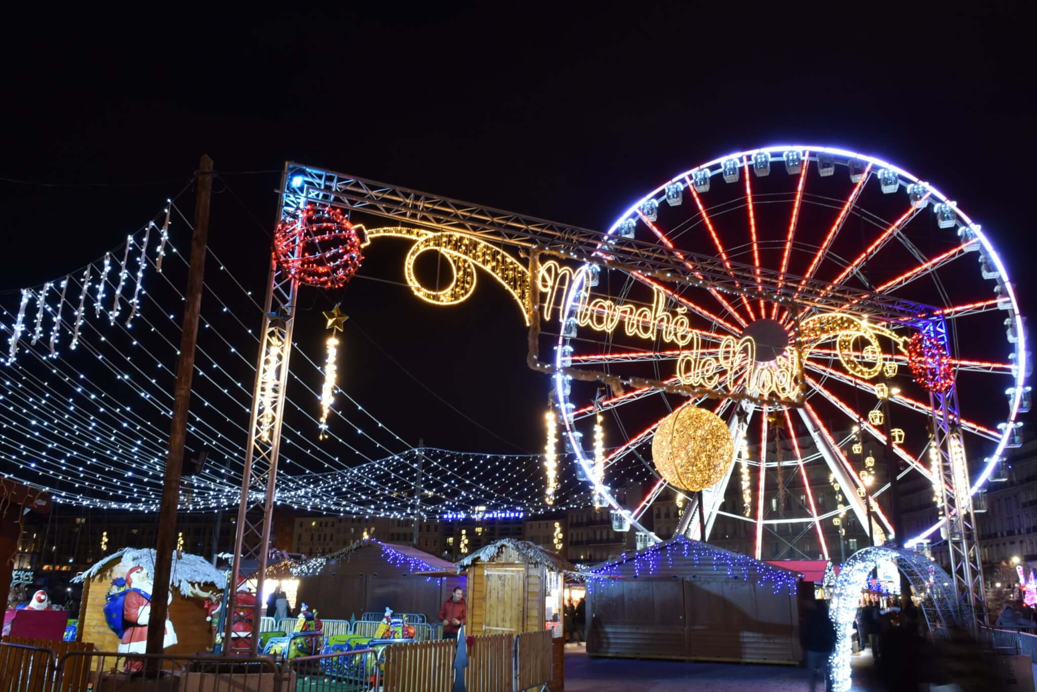 La grande roue et les chalets du marché de Noël de Marseille sur la Canebière ©Le Guide Marseille
