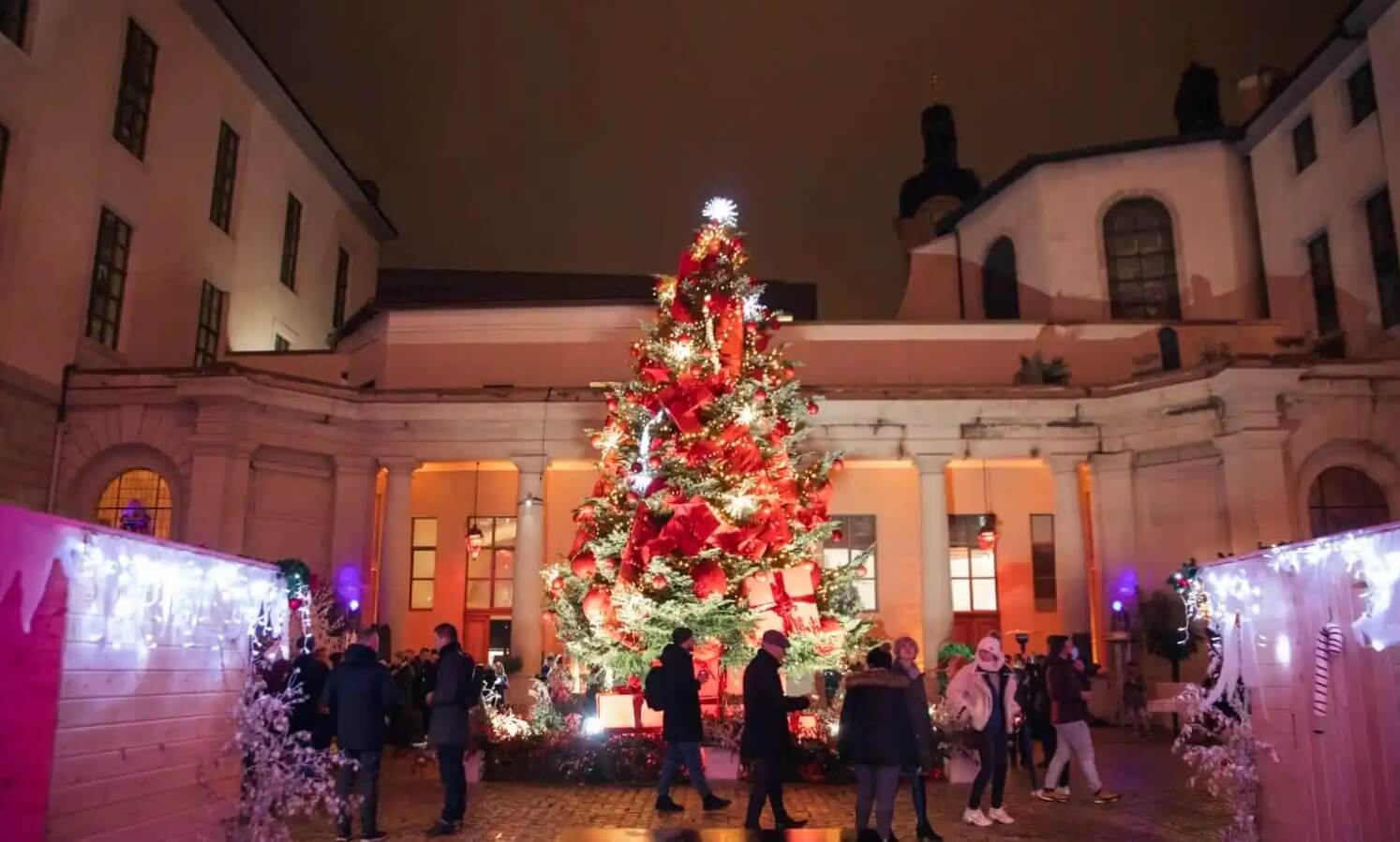 Le Grand Hôtel Dieu à Lyon sublimé par son sapin de Noël © Lyon CityCrunch