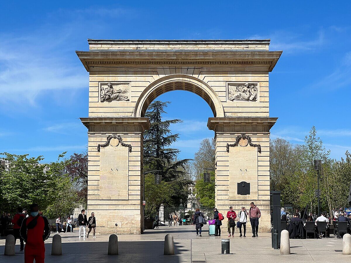 Passez sous l'Arc du Triomphe de Dijon, la Porte Guillaume ©Wikipedia