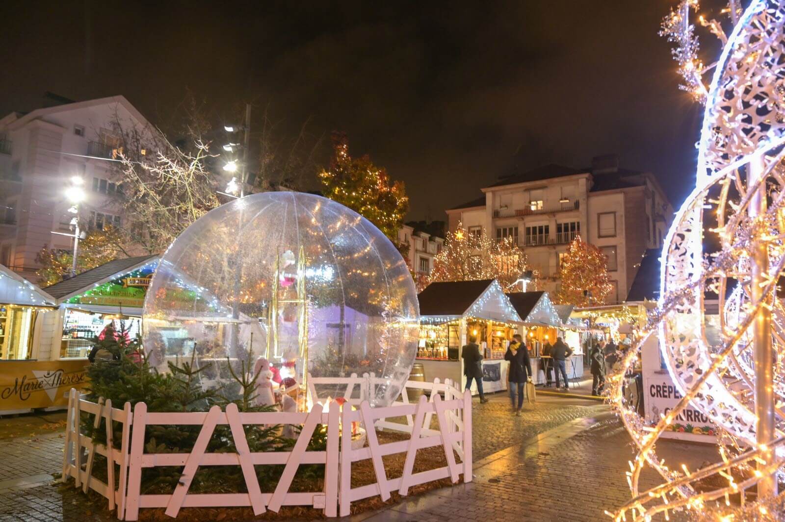Les décors illuminés au marché de Noël d'Épinal ©Vosges Matin