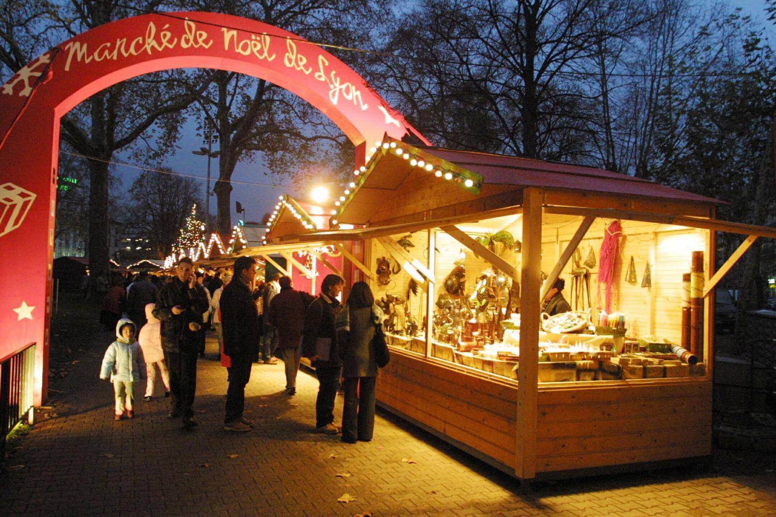 Le marché de Noël place Carnot à Lyon l'un des plus beaux marché de Noël du Rhône ©Mon Marché de Noël