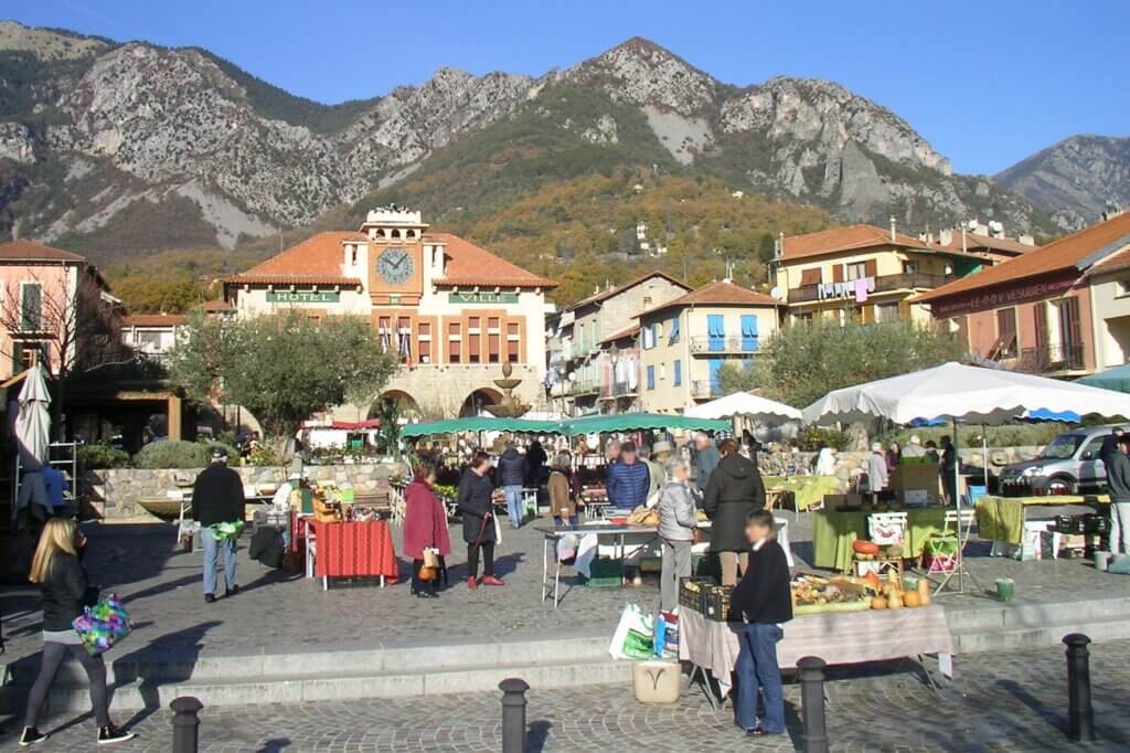Le marché de Noël place de la Mairie ©explorenicecotedazur.com