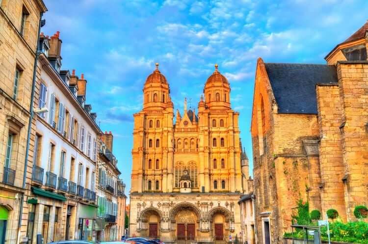Balade dans le centre ville pour visiter Dijon et l'église Notre-Dame ©Leonid Andronov / Shutterstock
