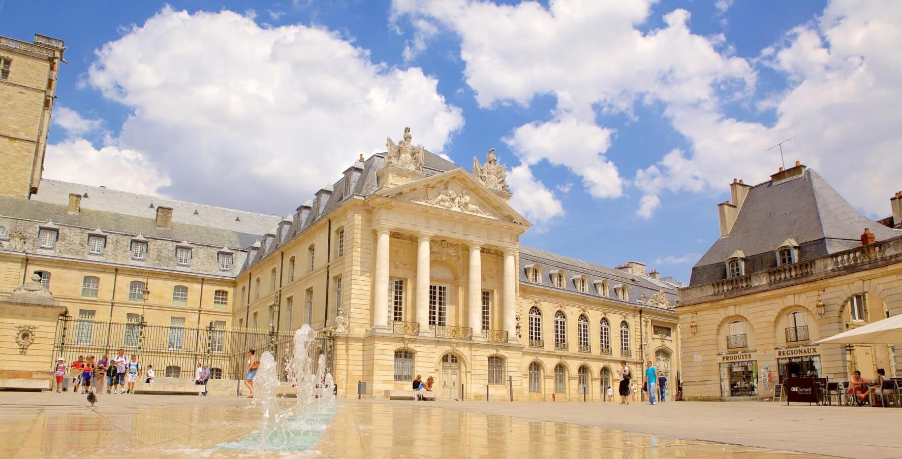 Admirez le superbe Palais des ducs de Bourgogne à Dijon ©Expedia
