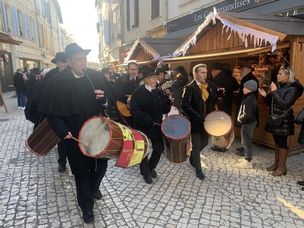 Tarascon qui fête les santons durant son marché de Noël ©Cœur de Provence Tourisme