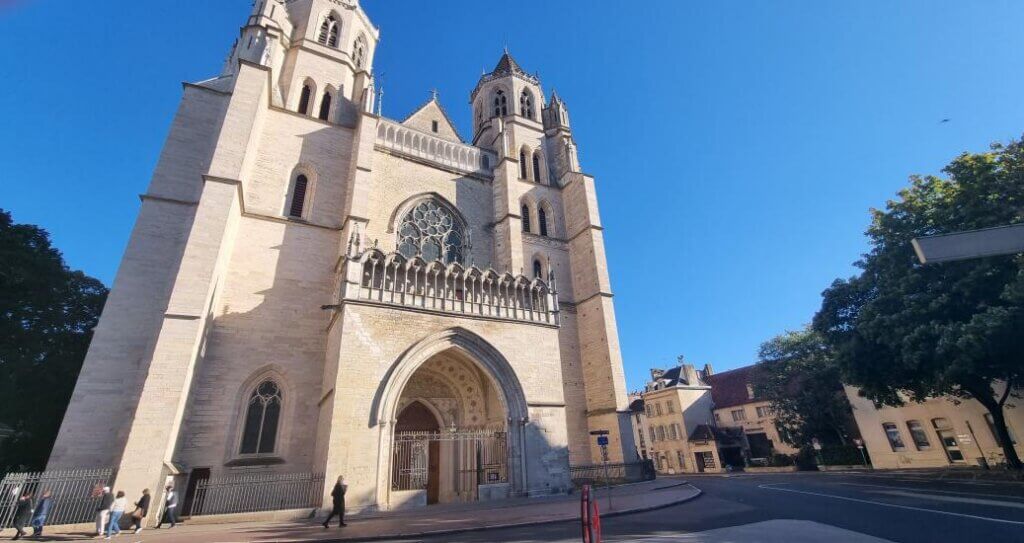 Venez visiter la superbe Cathédrale Saint-Bénigne ©APRR
