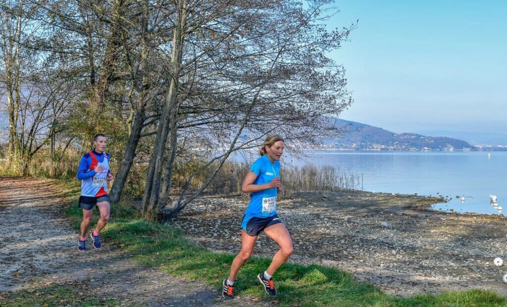 Une partie du semi-marathon des Sources du Lac passant au bord du lac, à Saint-Jorioz ©Ahotu