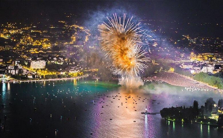Les feux d'artifices de la Fête du lac illuminant Annecy et son lac ©Location Lac Annecy