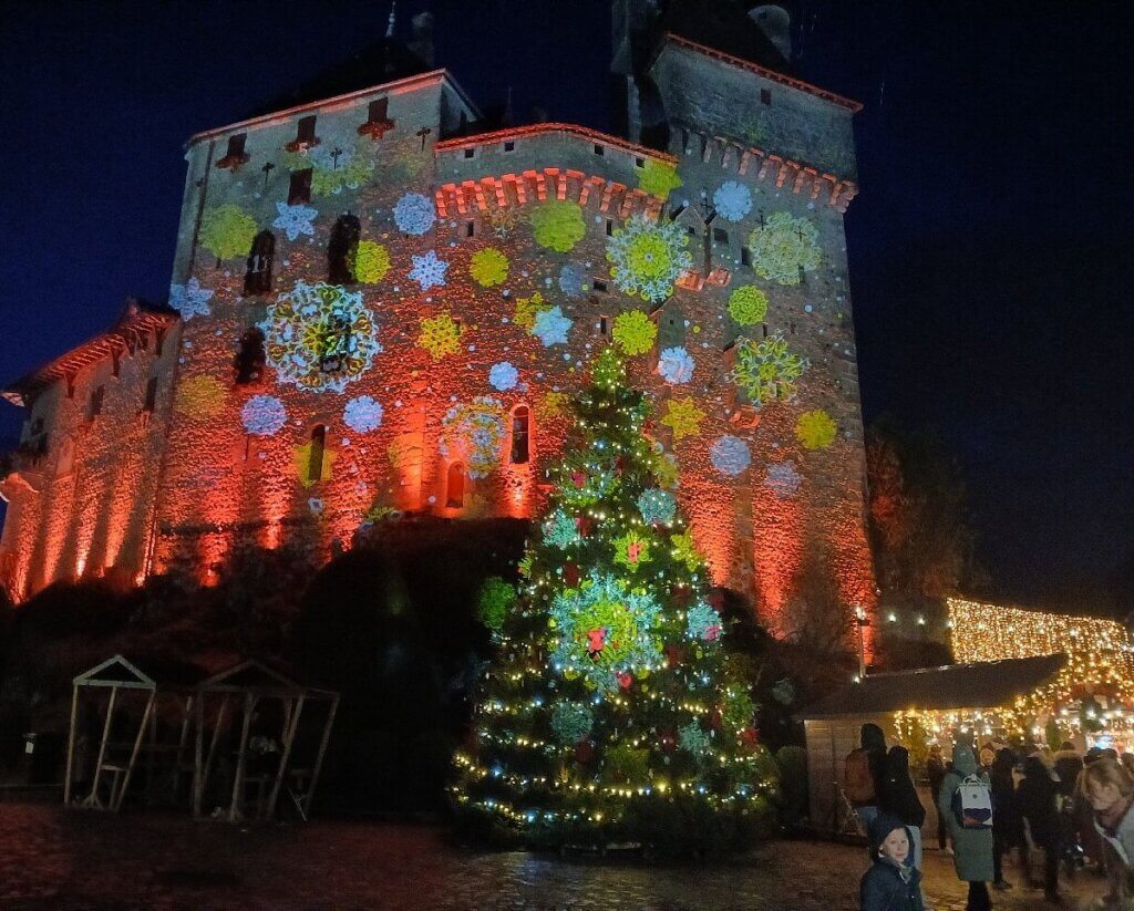 Le château de Menthon-Saint-Bernard devient le château du Père Noël en novembre ©Tripadvisor