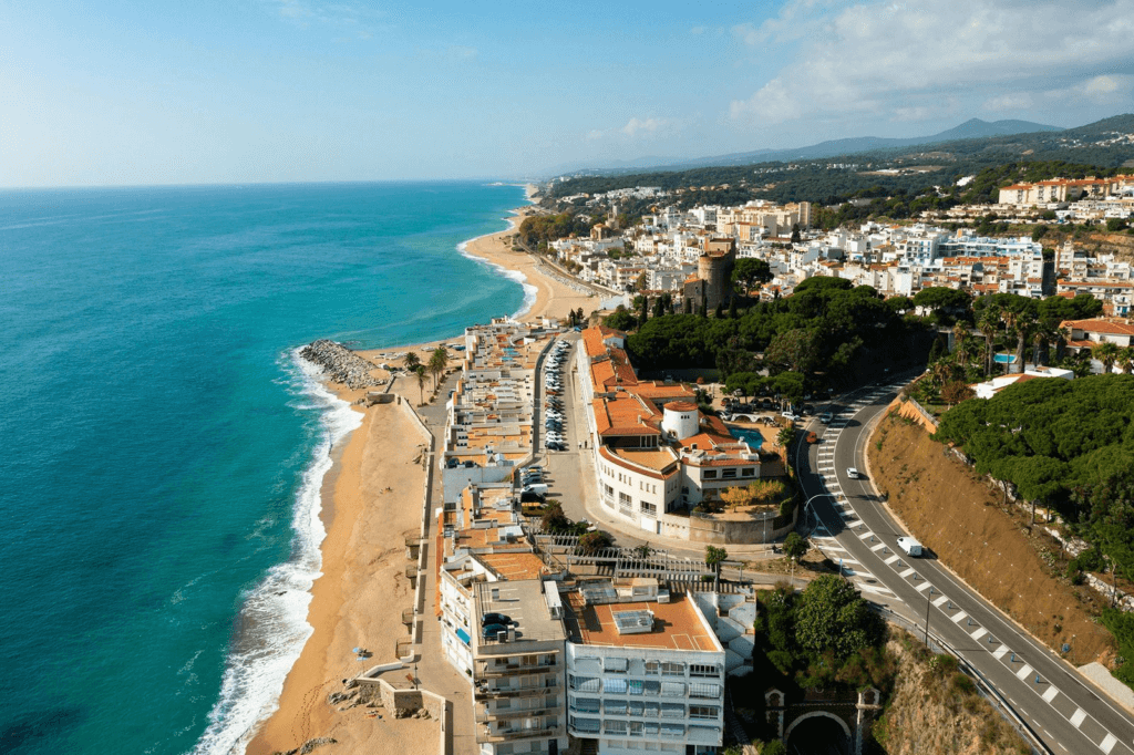 Sant Pol de Mar est une station balnéaire à 50km au nord de Barcelone © Traveler