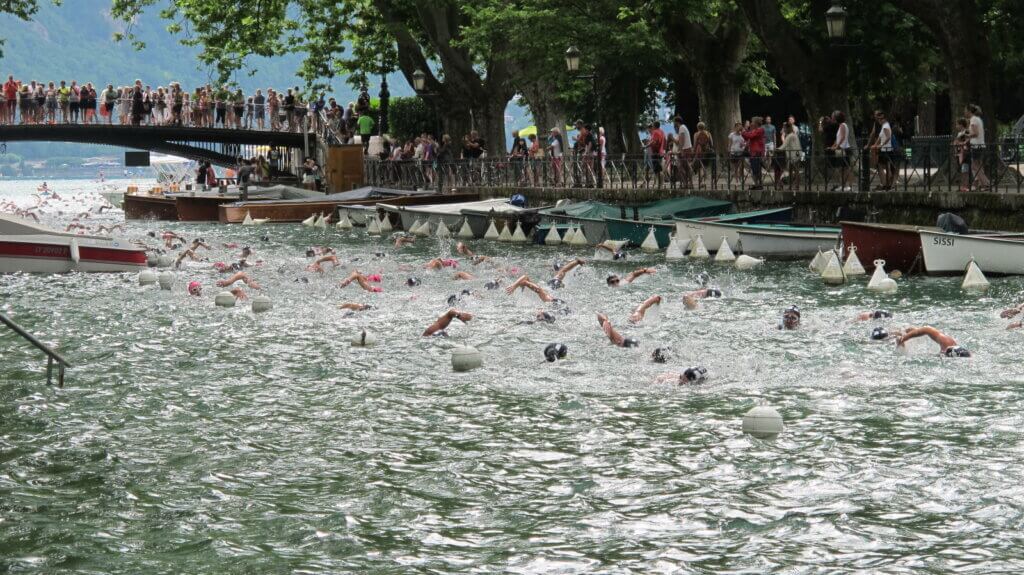 Le Triathlon d'Annecy qui passe sous le pont des Amours ©Le Dauphiné Libéré