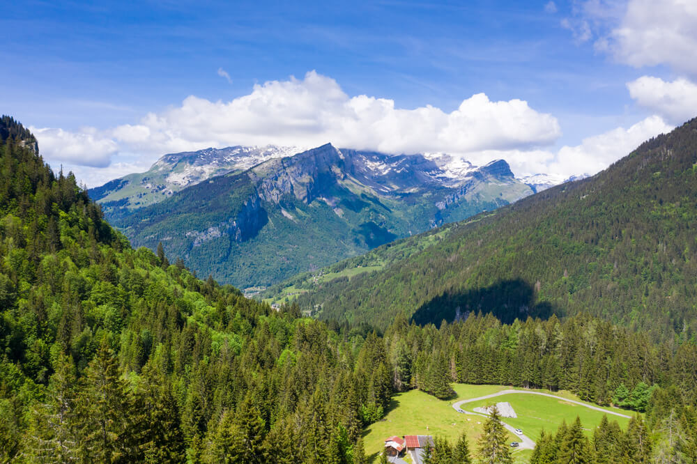 Le Cirque du Fer à Cheval sur la commune de Sixt-Fer-à-Cheval pour visiter la Haute-Savoie ©Shutterstock