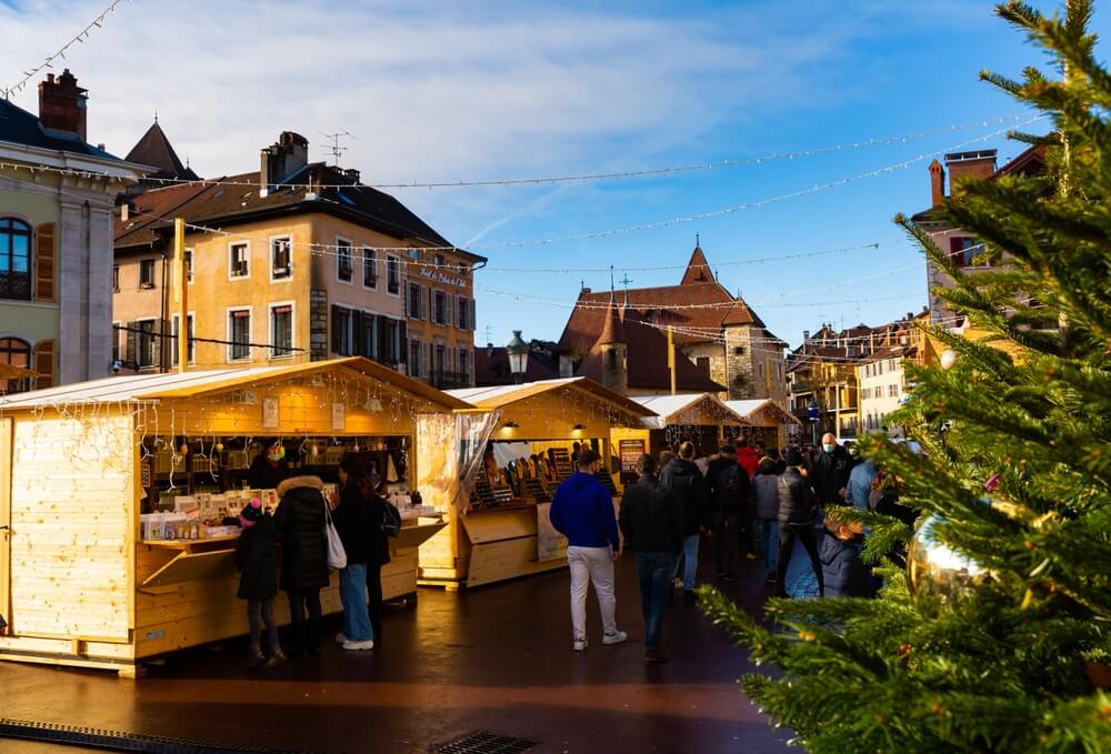 Le marché "Noël des Alpes" au cœur d'Annecy ©Shutterstock