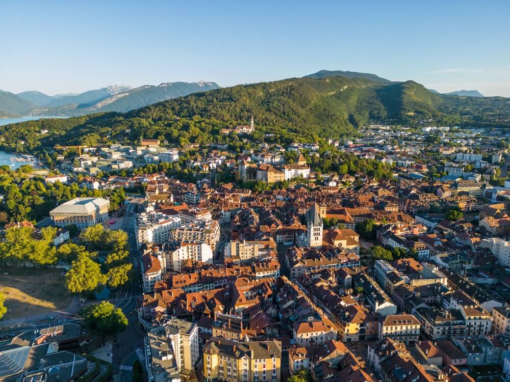 Arpentez les rues du vieille Annecy lors de la corse d'orientation O'Lac d'Annecy ©Shutterstock