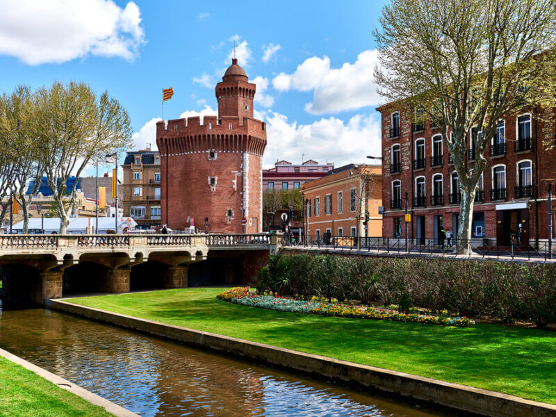 Vue sur le canal et le château de Perpignan ©Shutterstock