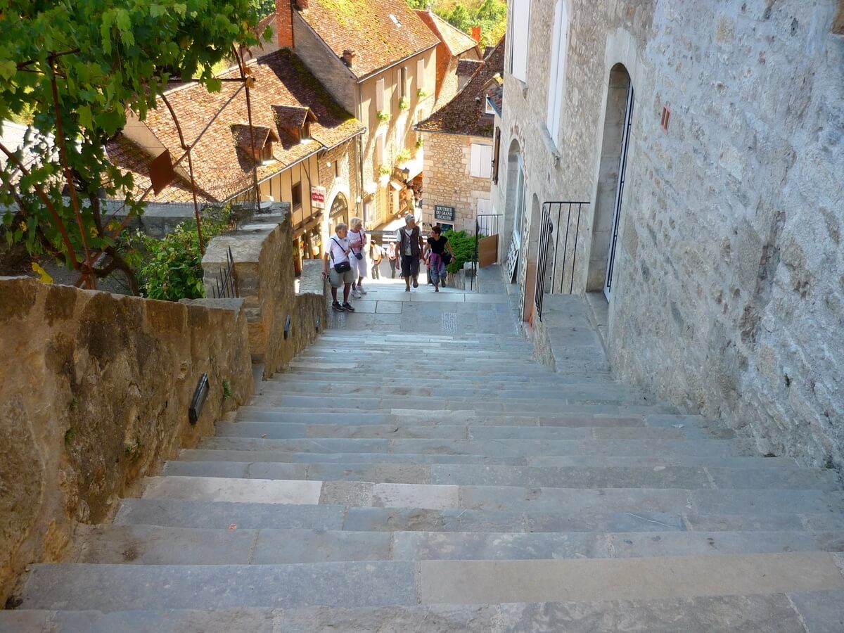 Le Grand Escalier et ses 216 marches, lieu de pèlerinage vers le sanctuaire © French Moments