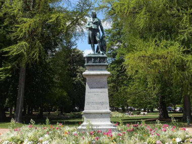 La statue de Louis Berthollet, face au lac ©Anecdotrip.com